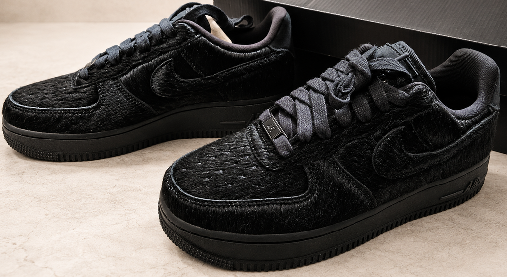Nike Air Force 1 Pony Hair Triple Black Femme vue latérale extérieure avec boîte