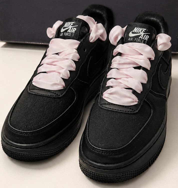Nike Air Force 1 ’07 LV8 Black Pink Ice noire lacets satin rose vue avant