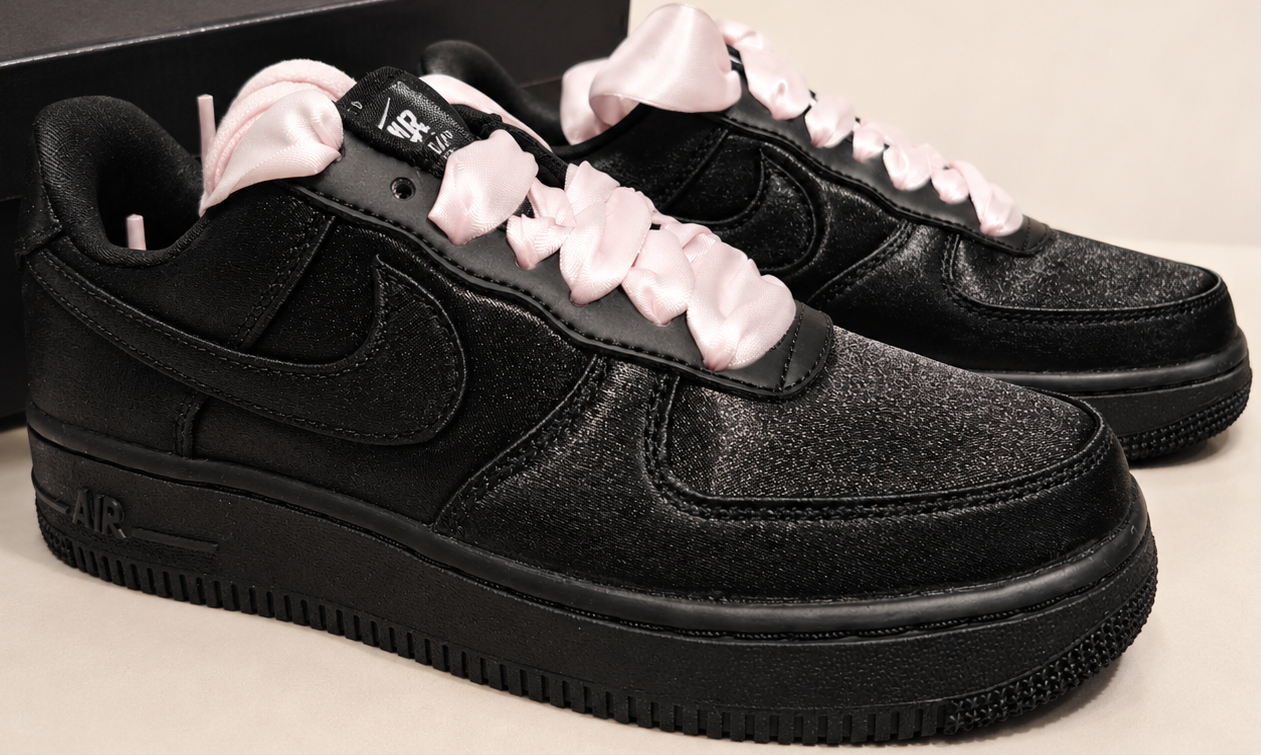 Nike Air Force 1 ’07 LV8 Black Pink Ice femme détail profil sneaker noire