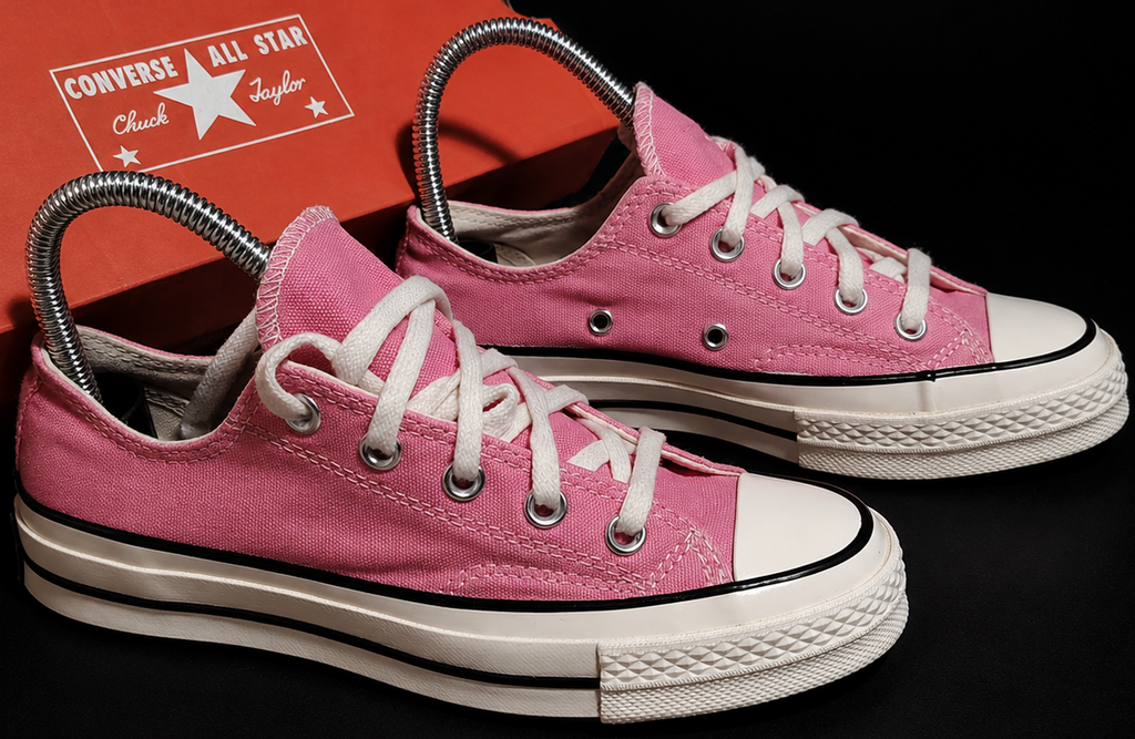 Converse Chuck 70 OX rose avec boîte Converse orange vue trois quarts