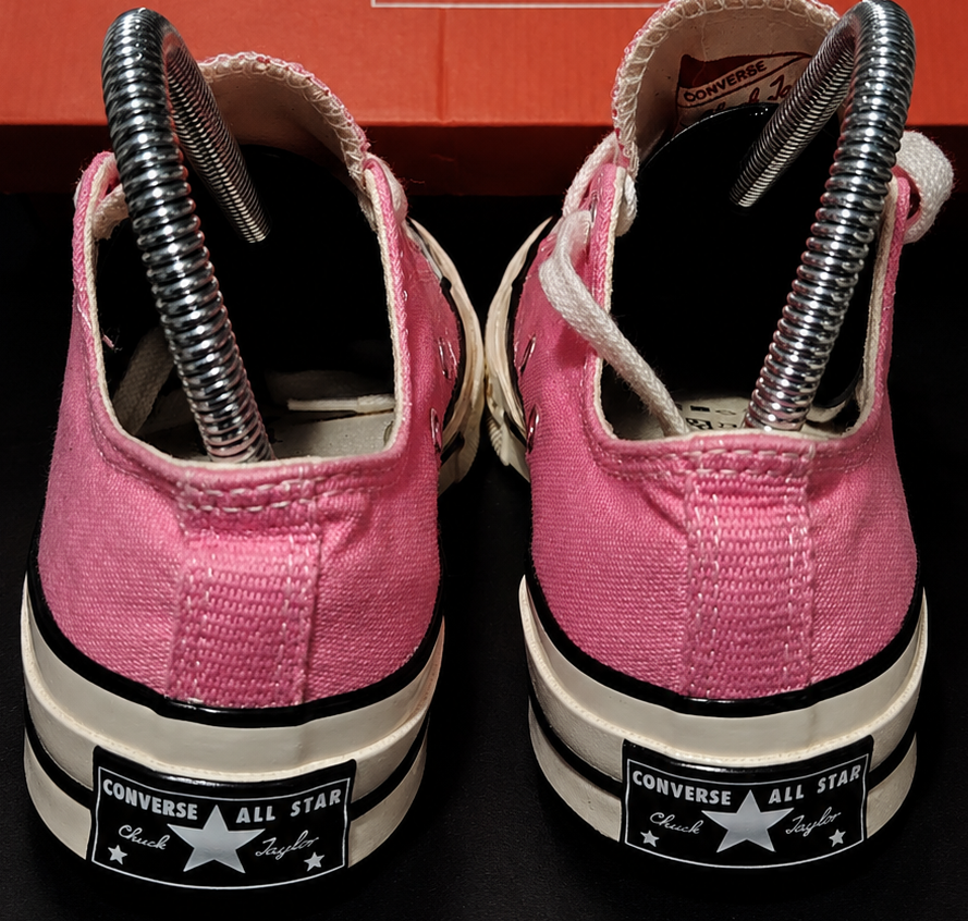 Vue arrière Converse Chuck 70 OX rose avec logo talon