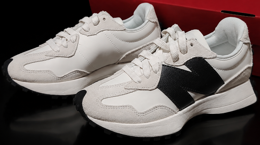 New Balance 327 White Black profil latéral avec logo N noir