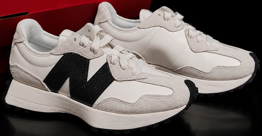 New Balance 327 White Black vue trois-quarts avant avec boîte New Balance
