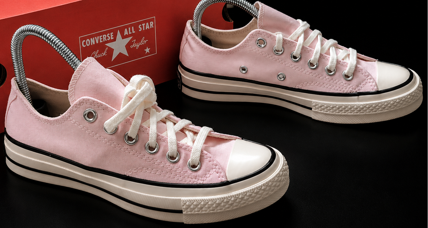 Converse Chuck 70 OX Pink Frosting vue trois quarts avec boîte Converse rouge