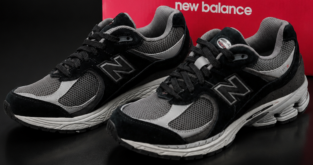 New Balance 2002R Black Grey U2002RC paire complète angle 3/4 premium