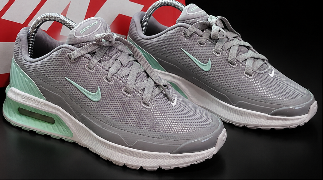 Nike Air Max BIA Light Smoke Grey Mint Foam profil latéral avec boîte rouge Nike
