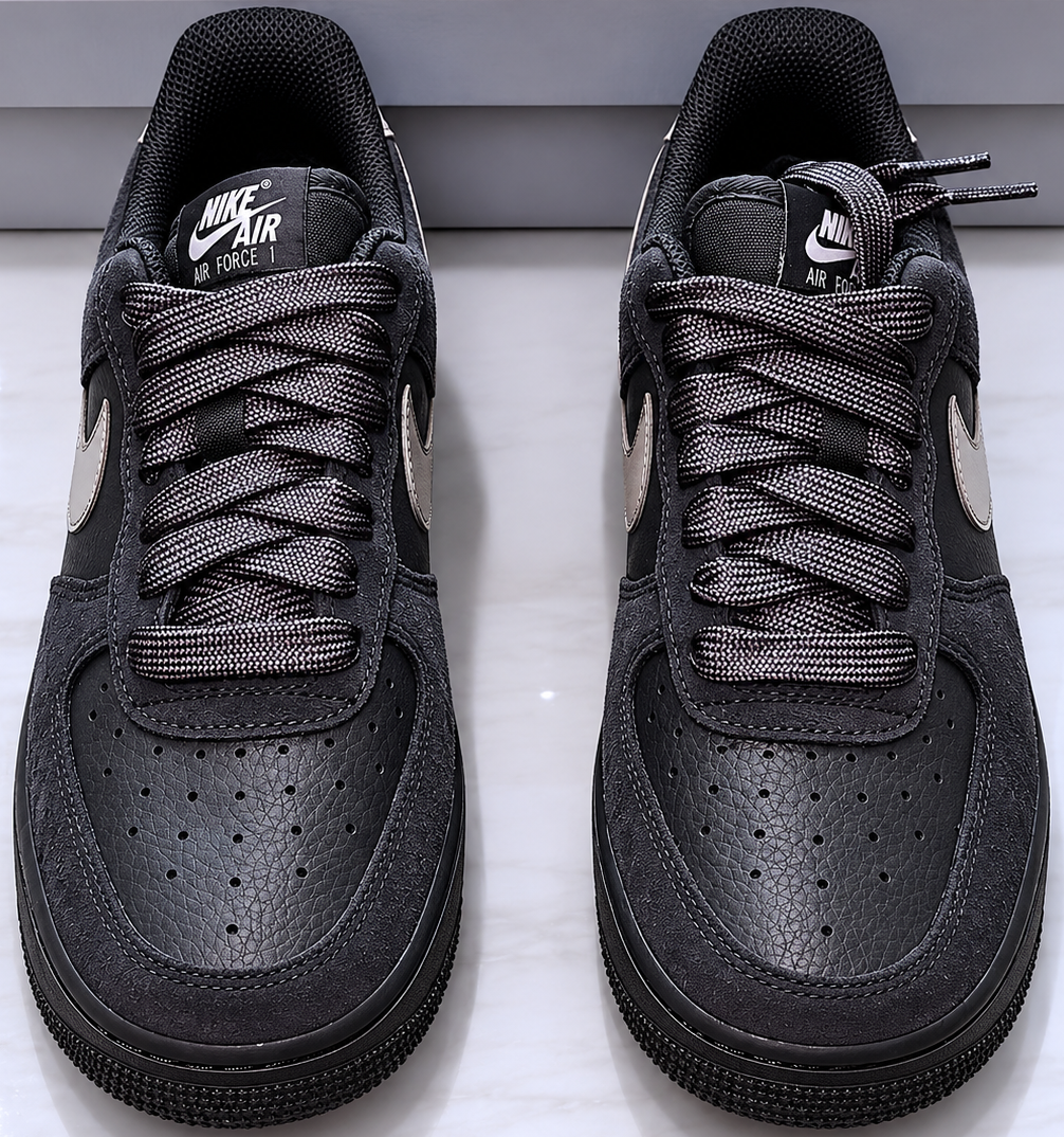 Vue de dessus Nike Air Force 1 Low noire femme avec lacets noirs