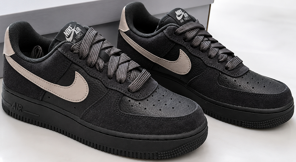 Vue trois-quarts Nike Air Force 1 Low Medium Ash Malt Off Noir avec boîte Nike