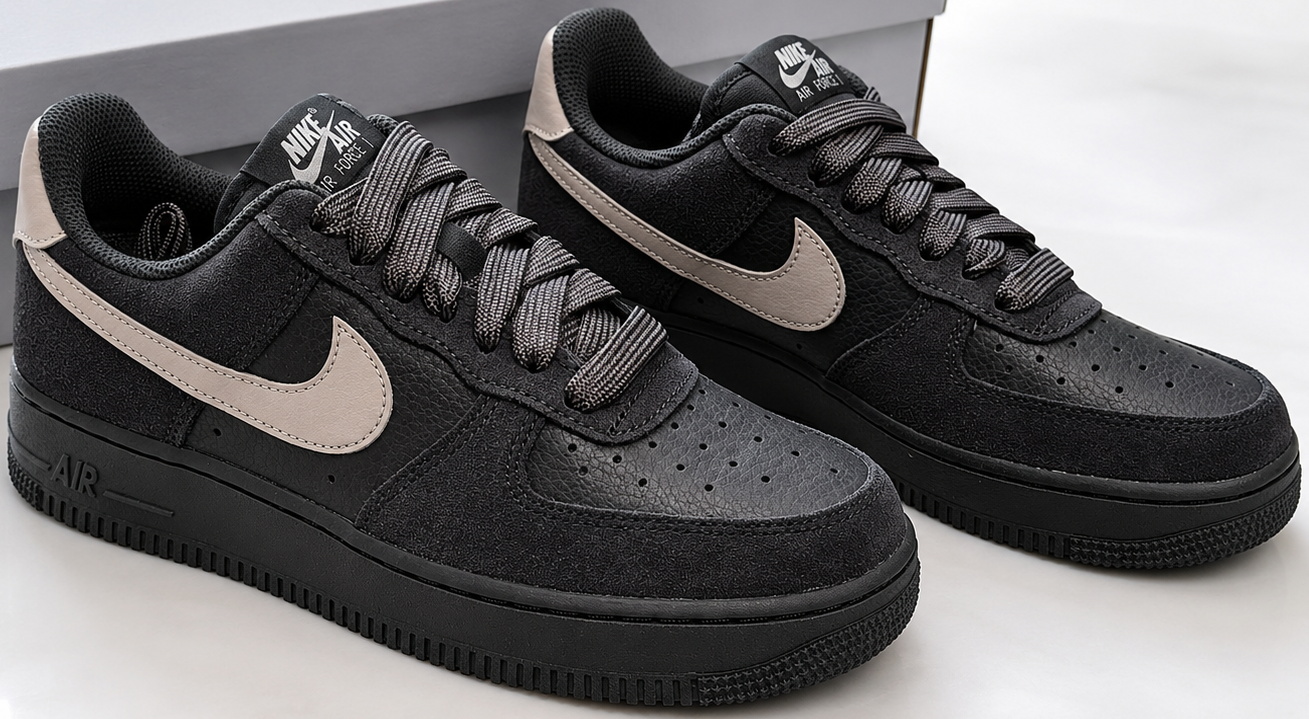 Vue trois-quarts Nike Air Force 1 Low Medium Ash Malt Off Noir avec boîte Nike