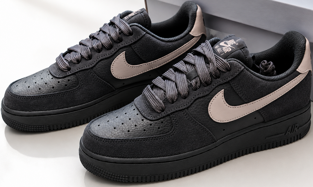 Profil latéral Nike Air Force 1 Low noire Swoosh beige malt femme