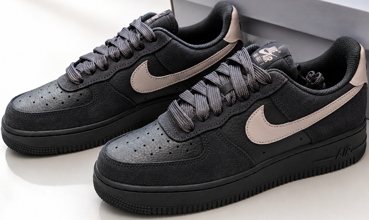 Profil latéral Nike Air Force 1 Low noire Swoosh beige malt femme