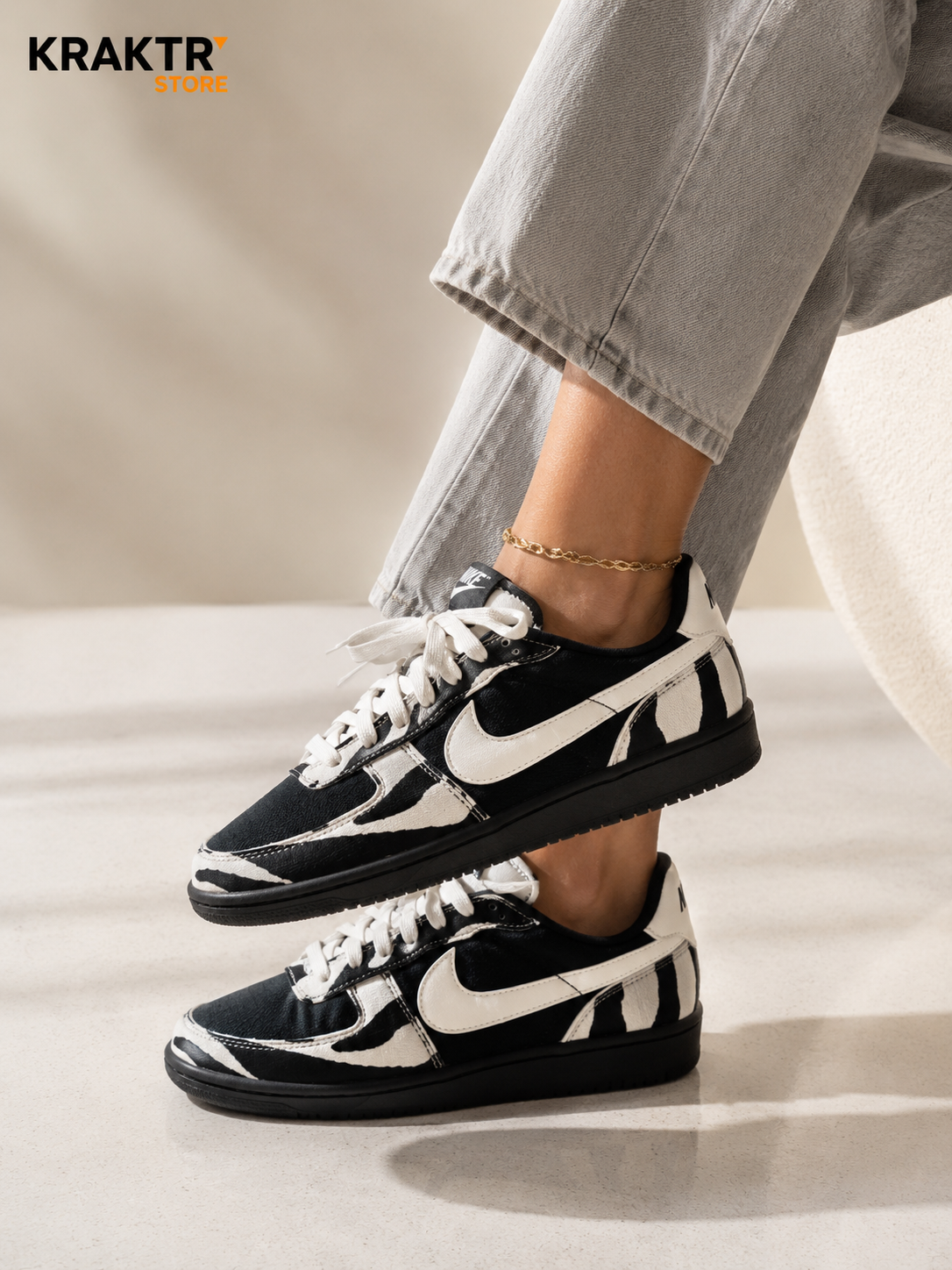 Nike Field General Zebra Black Sail femme portée avec pantalon gris