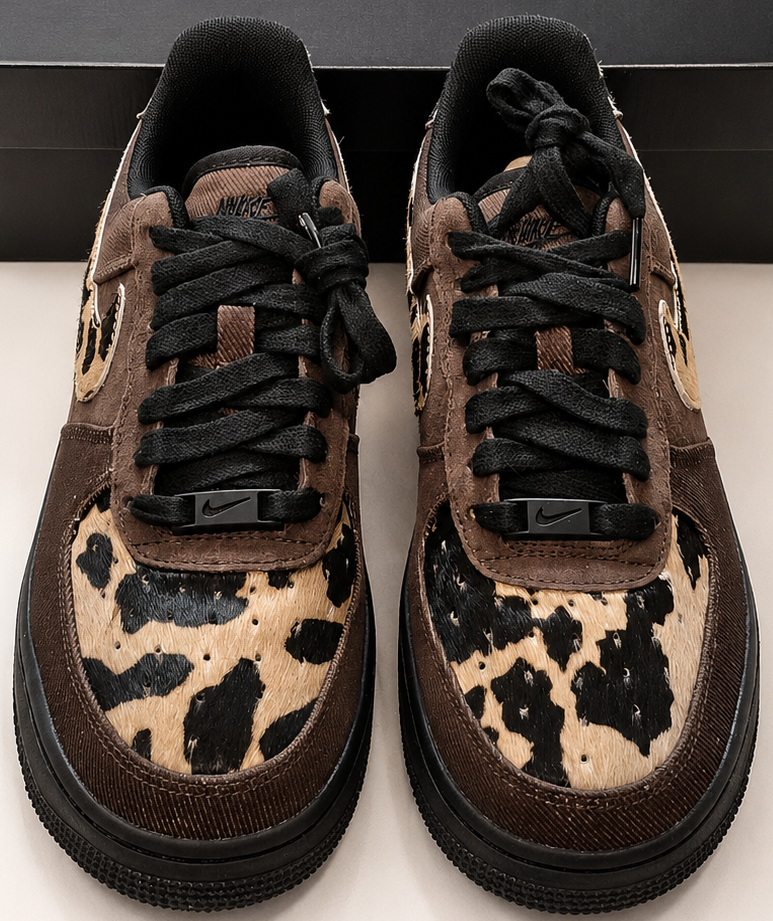 Nike Air Force 1 ’07 Cow Print femme vue de dessus avec boîte Nike noire
