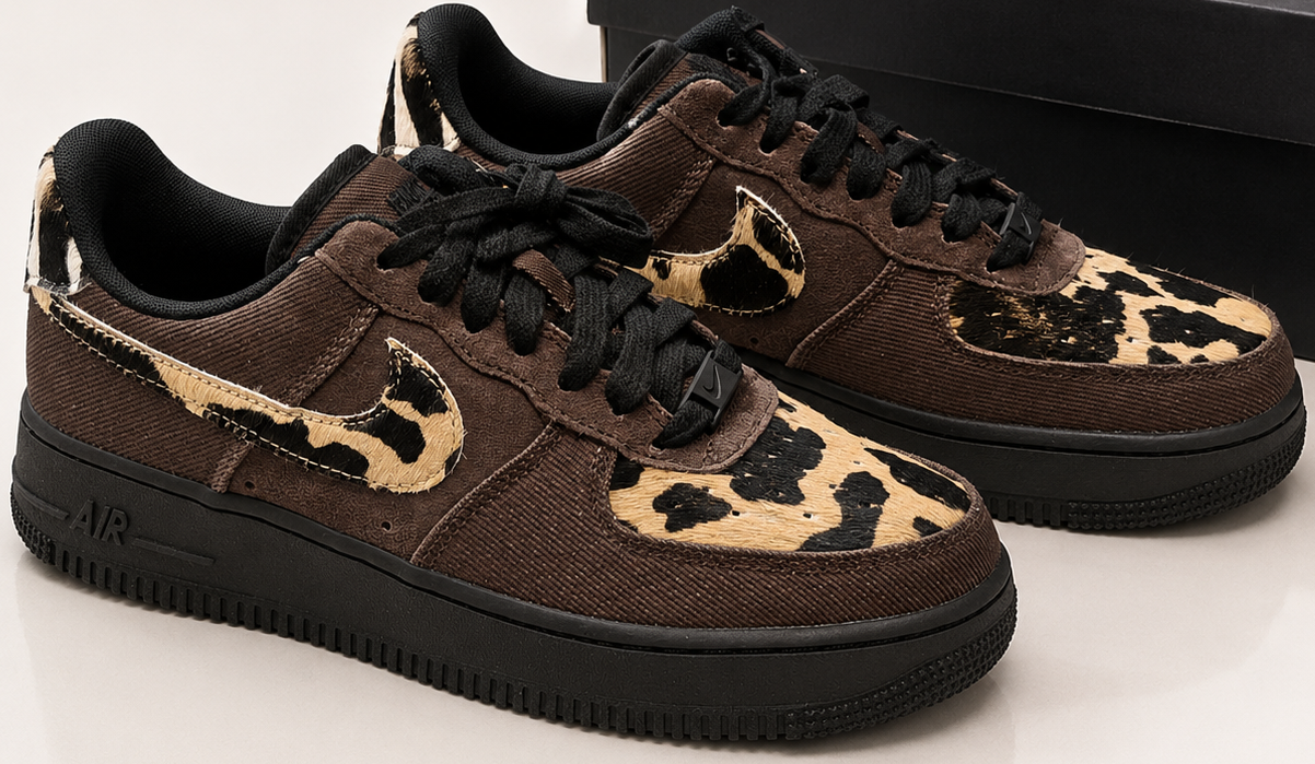 Nike Air Force 1 ’07 Cow Print femme vue trois-quarts noire marron