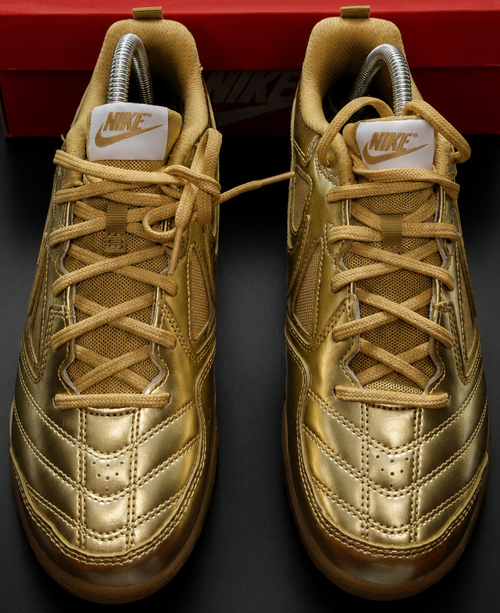 Vue de dessus Nike Gato LV8 GS Metallic Gold paire dorée avec boîte Nike