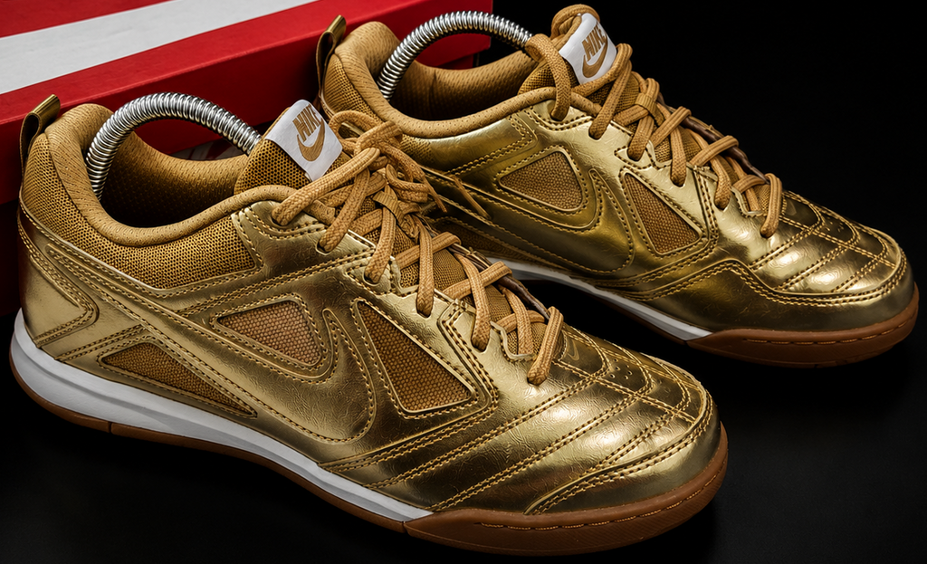Gros plan Nike Gato LV8 GS Metallic Gold swoosh rouge et tige brillante