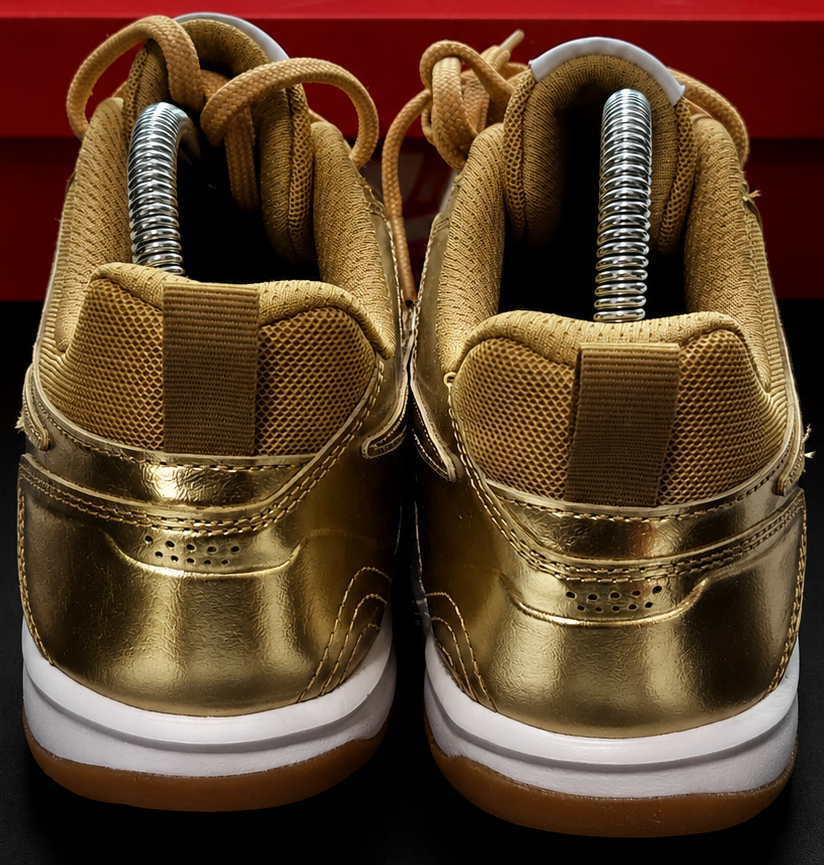 Vue arrière Nike Gato LV8 GS Metallic Gold paire dorée