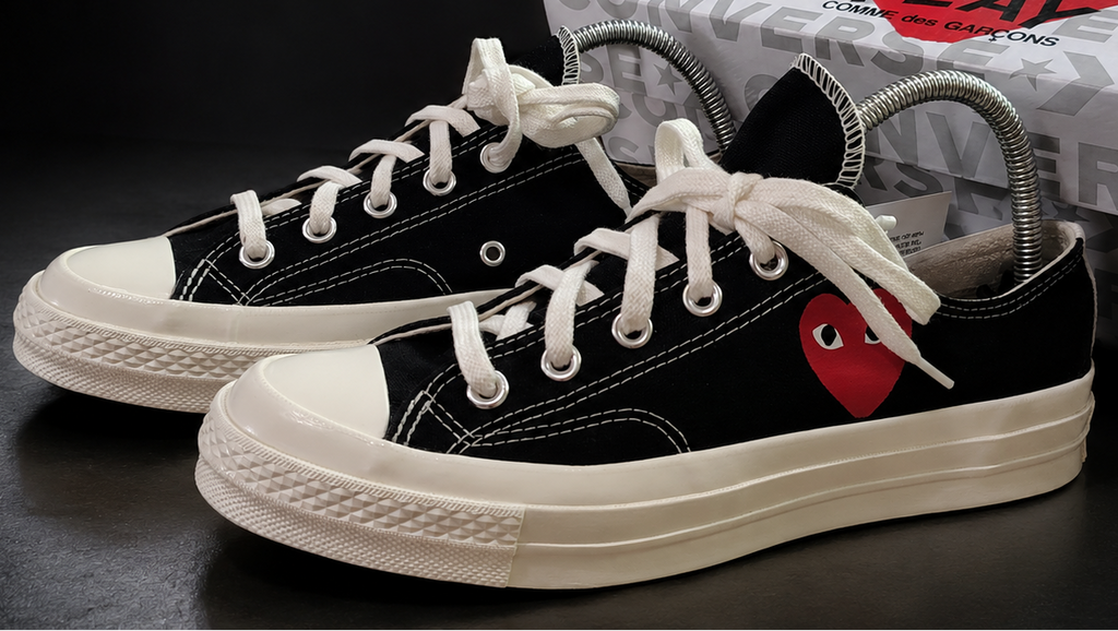 Converse CDG PLAY OX Black Egret Red vue latérale avec boîte Converse