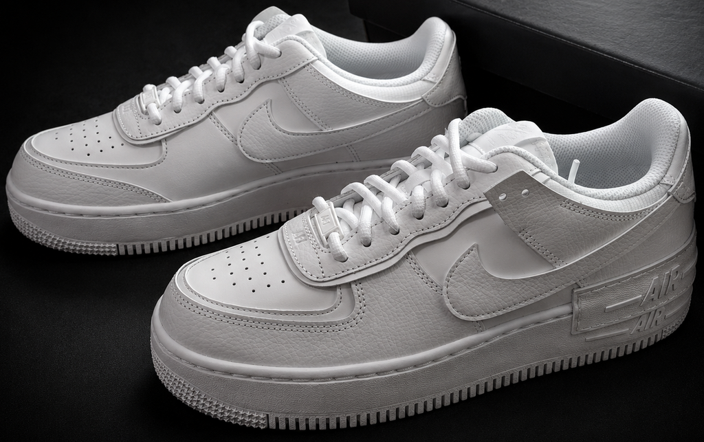 Nike Air Force 1 Shadow Triple White vue latérale avec boîte Nike