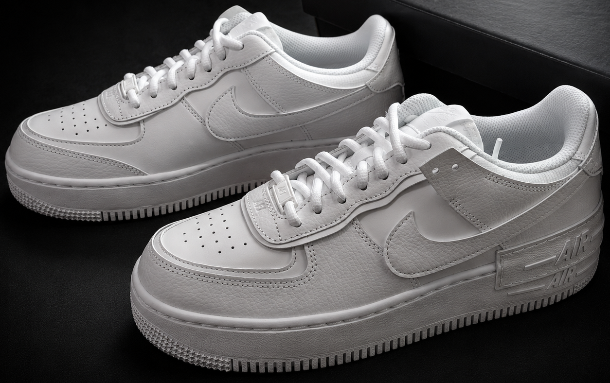 Nike Air Force 1 Shadow Triple White vue latérale avec boîte Nike