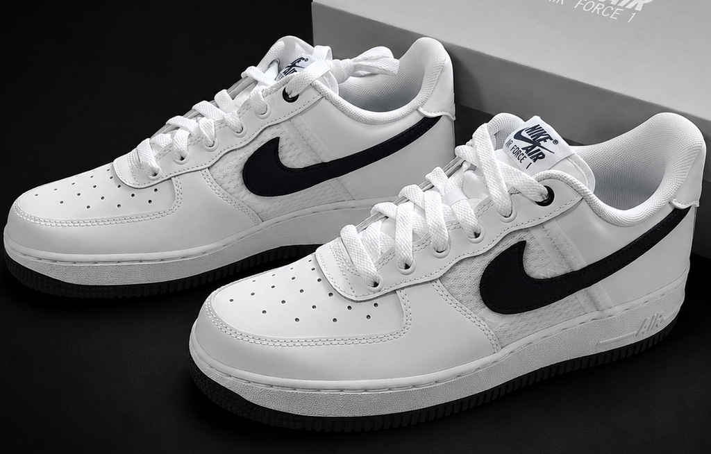 Nike Air Force 1 White Midnight Navy vue latérale avec boîte Nike