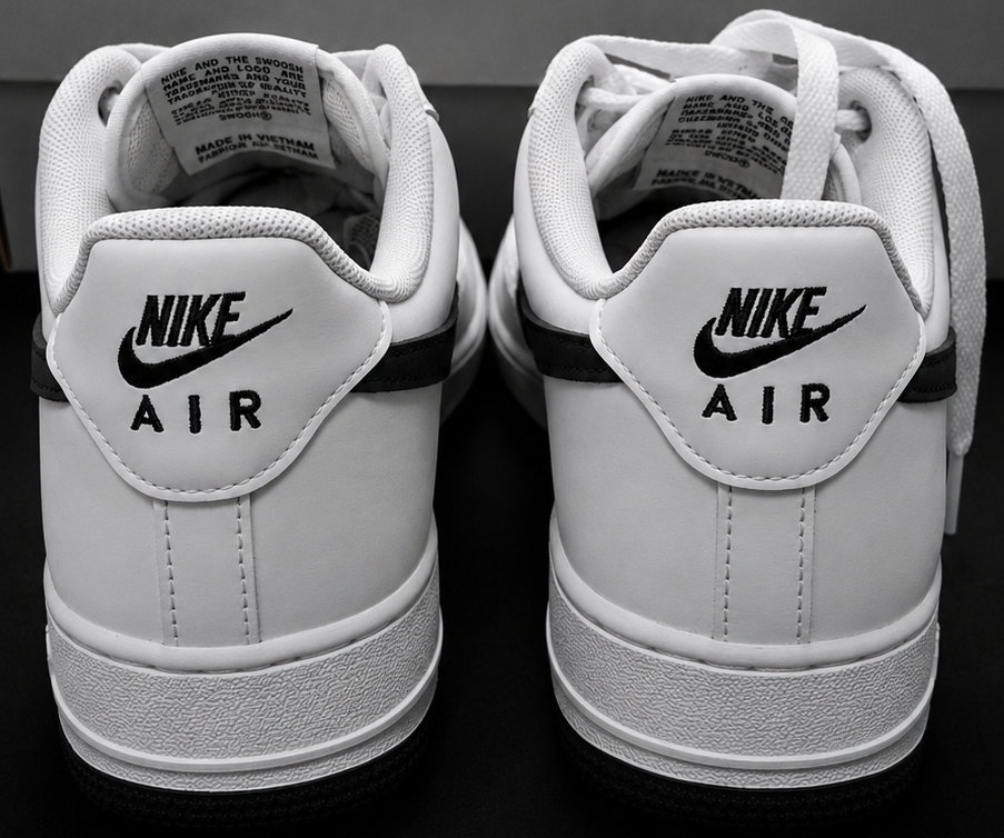 Nike Air Force 1 White Midnight Navy vue arrière détail talon