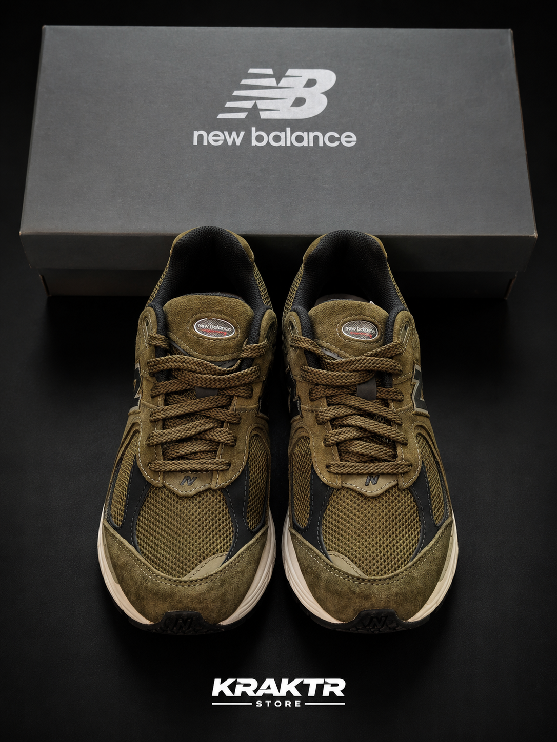 New Balance 2002R Olive Black vue dessus détails mesh suède