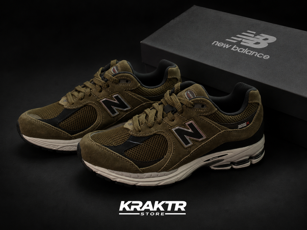 New Balance 2002R Olive Black vue latérale avec boîte