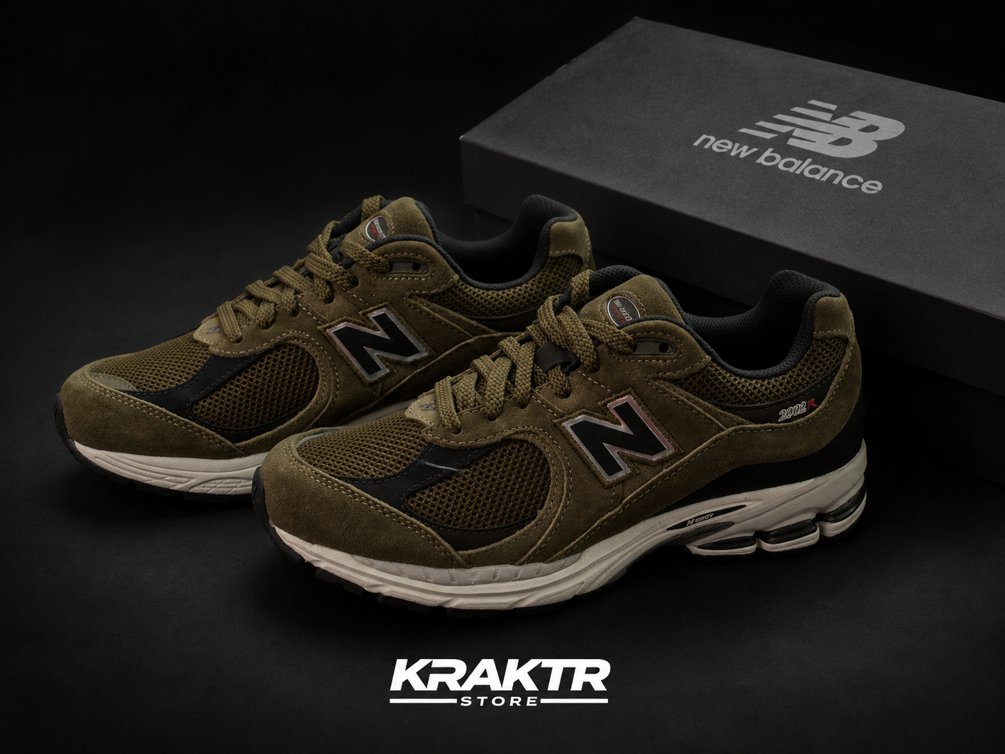 New Balance 2002R Olive Black vue latérale avec boîte