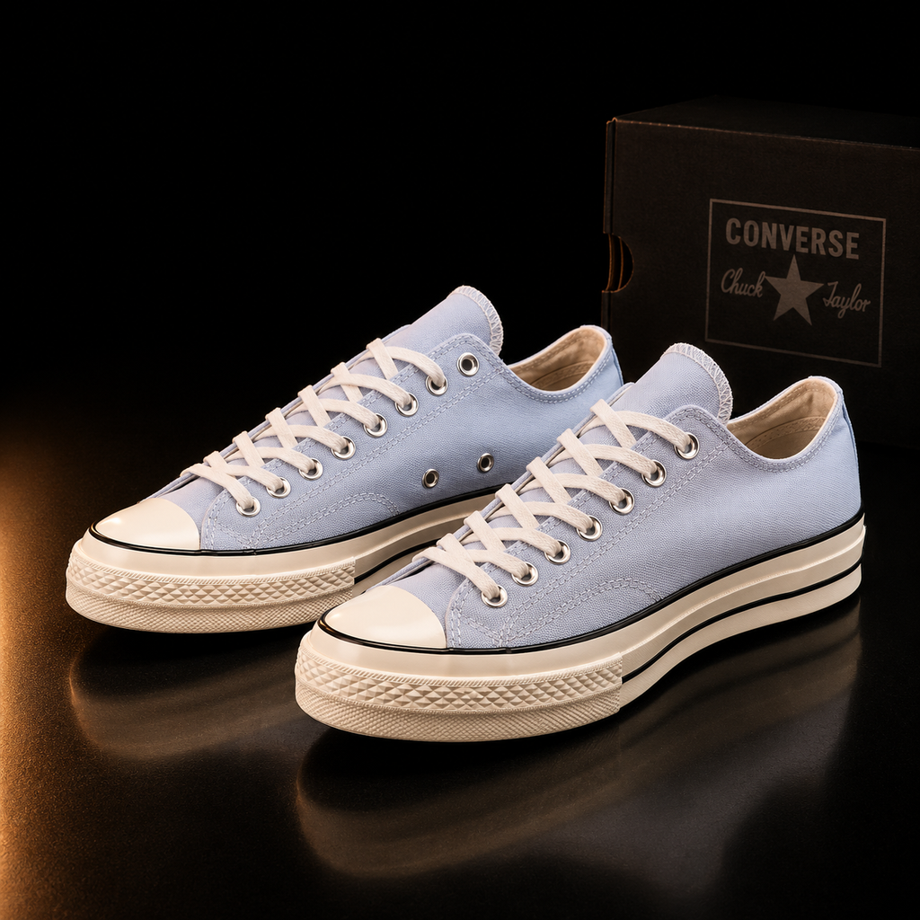 Converse Chuck 70 Ox A06522C Cloudy Daze paire vue trois quarts gauche fond noir premium