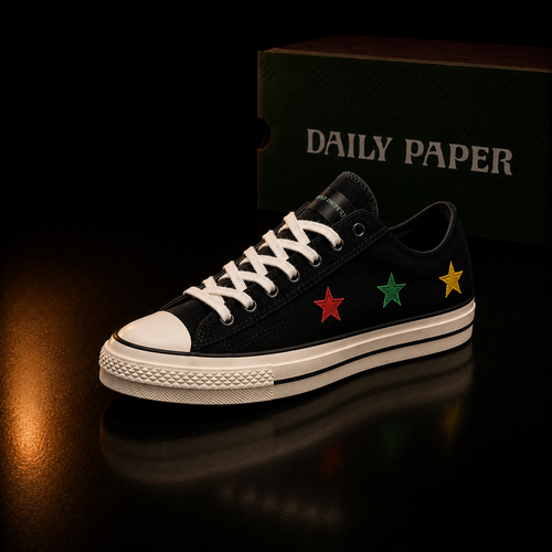 Daily Paper x Converse All Star basse noire vue 3/4 gauche avec étoiles rouge verte jaune et fond noir premium cuivre