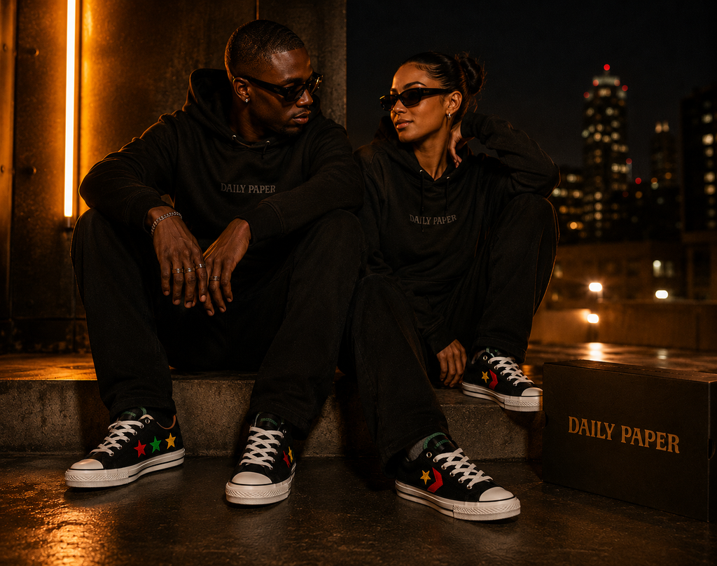 Daily Paper x Converse All Star portée par un couple en tenue urbaine de nuit sur fond premium cuivre
