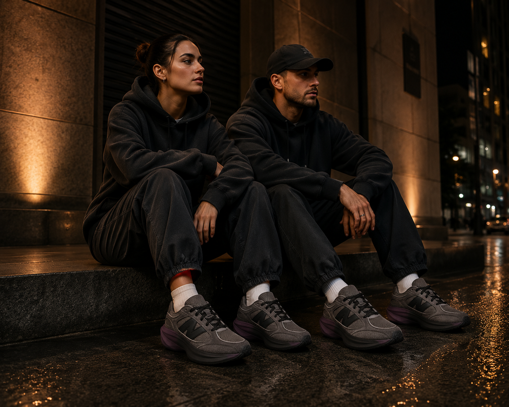 Couple portant les New Balance WRPD Runner UWRPDFRF en ambiance urbaine nocturne
