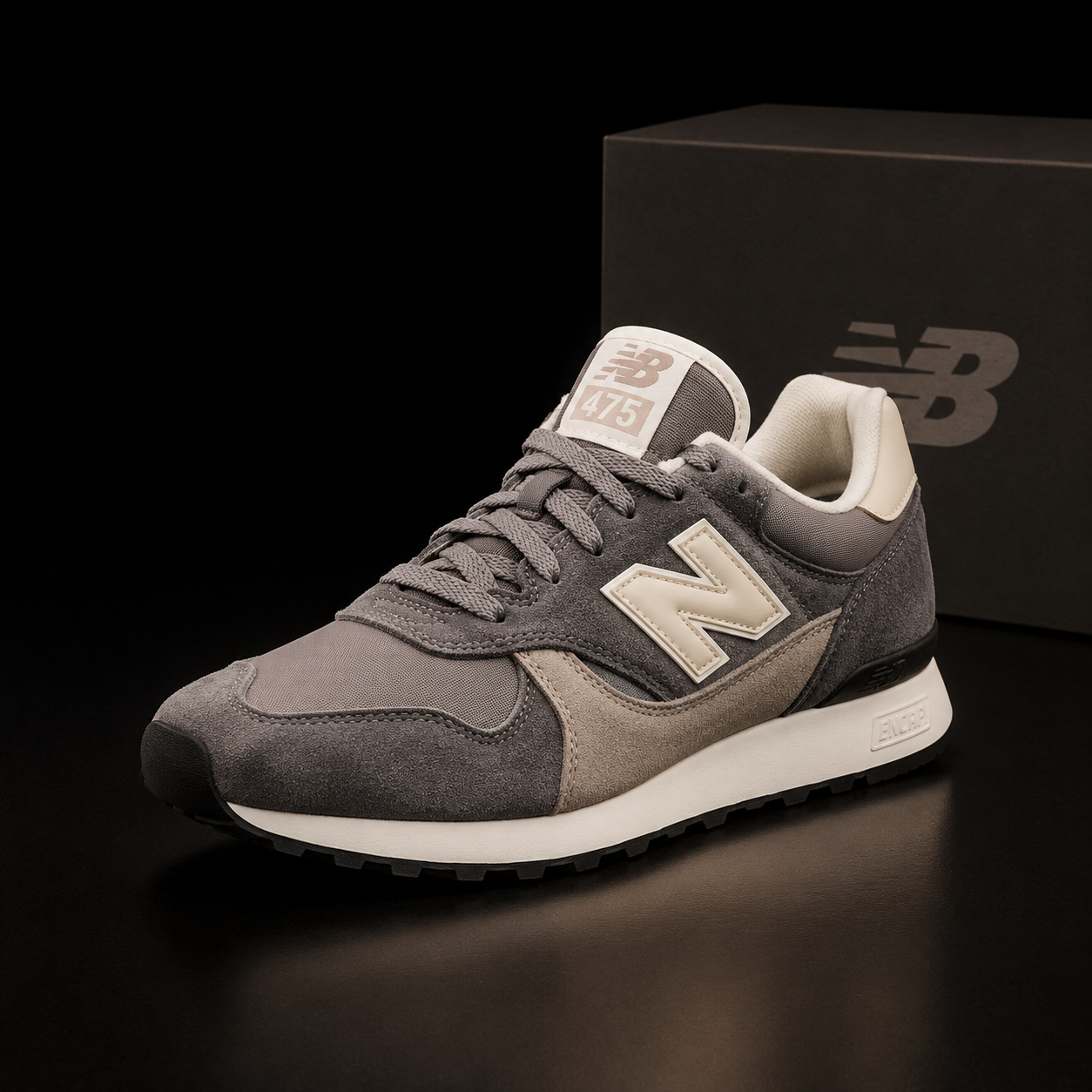New Balance 475 U475CCB Homme vue 3/4 avant droite sur fond noir premium