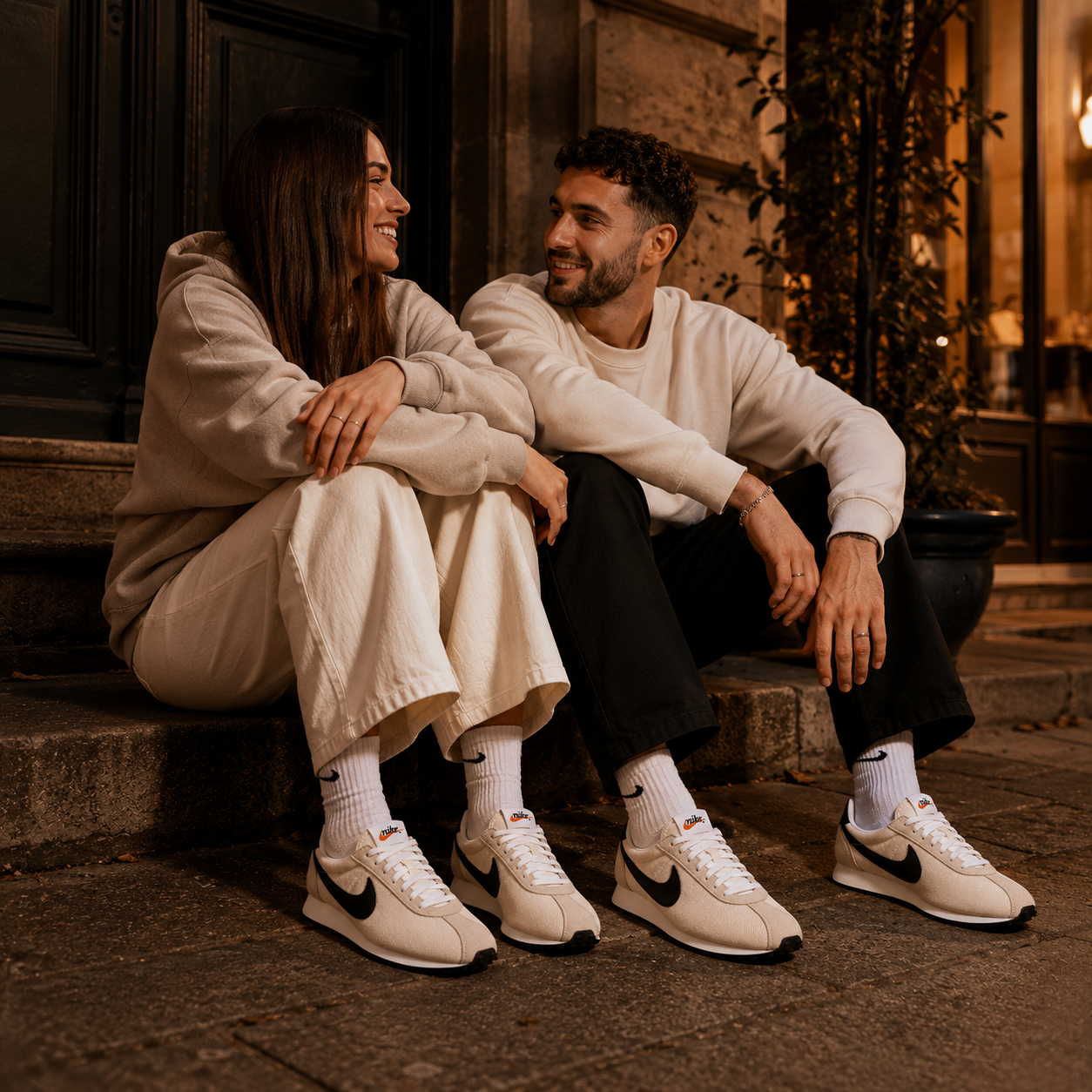 Couple portant les Nike LD-1000 HF3227-100 dans une ambiance urbaine premium
