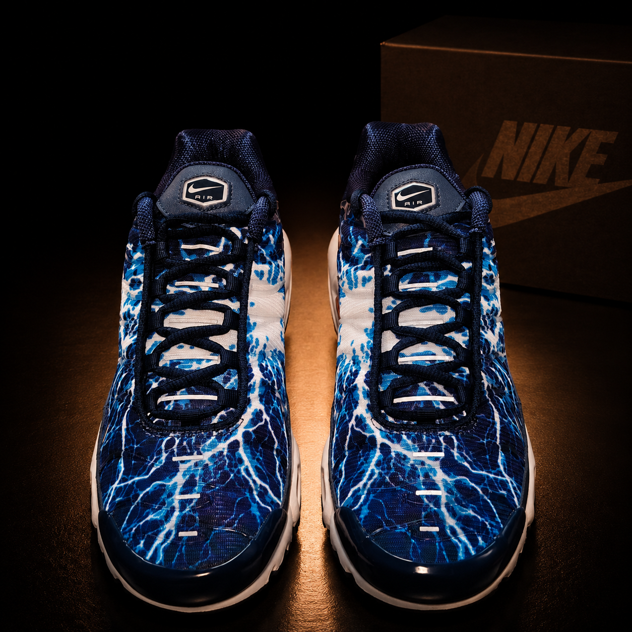 Nike Air Max Plus Eclair Lightning HV2323-400 Homme vue de face légèrement plongeante