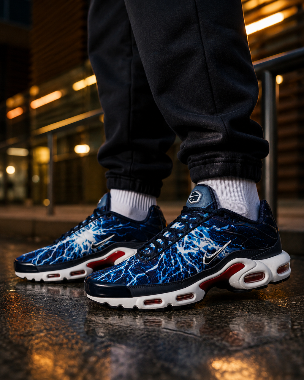 Nike Air Max Plus Eclair Lightning HV2323-400 Homme portée en environnement urbain premium de nuit