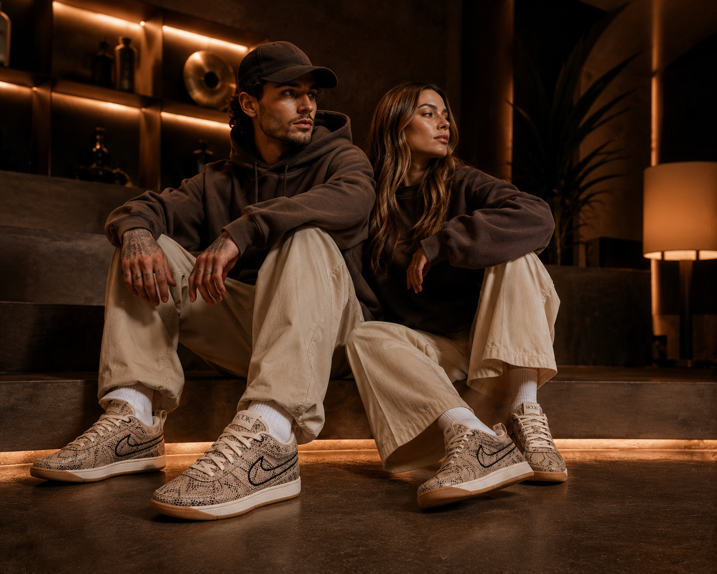 Nike Book 1 LEA HJ5352-100 portée par un couple ambiance lifestyle premium intérieure