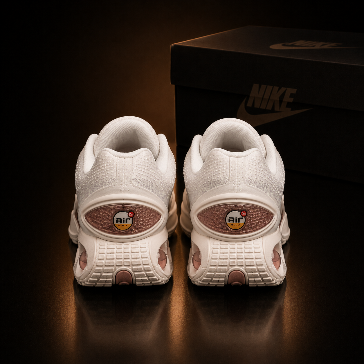 Nike Air Max DN Tech IH0284-100 Femme vue arrière en paire sur fond noir premium
