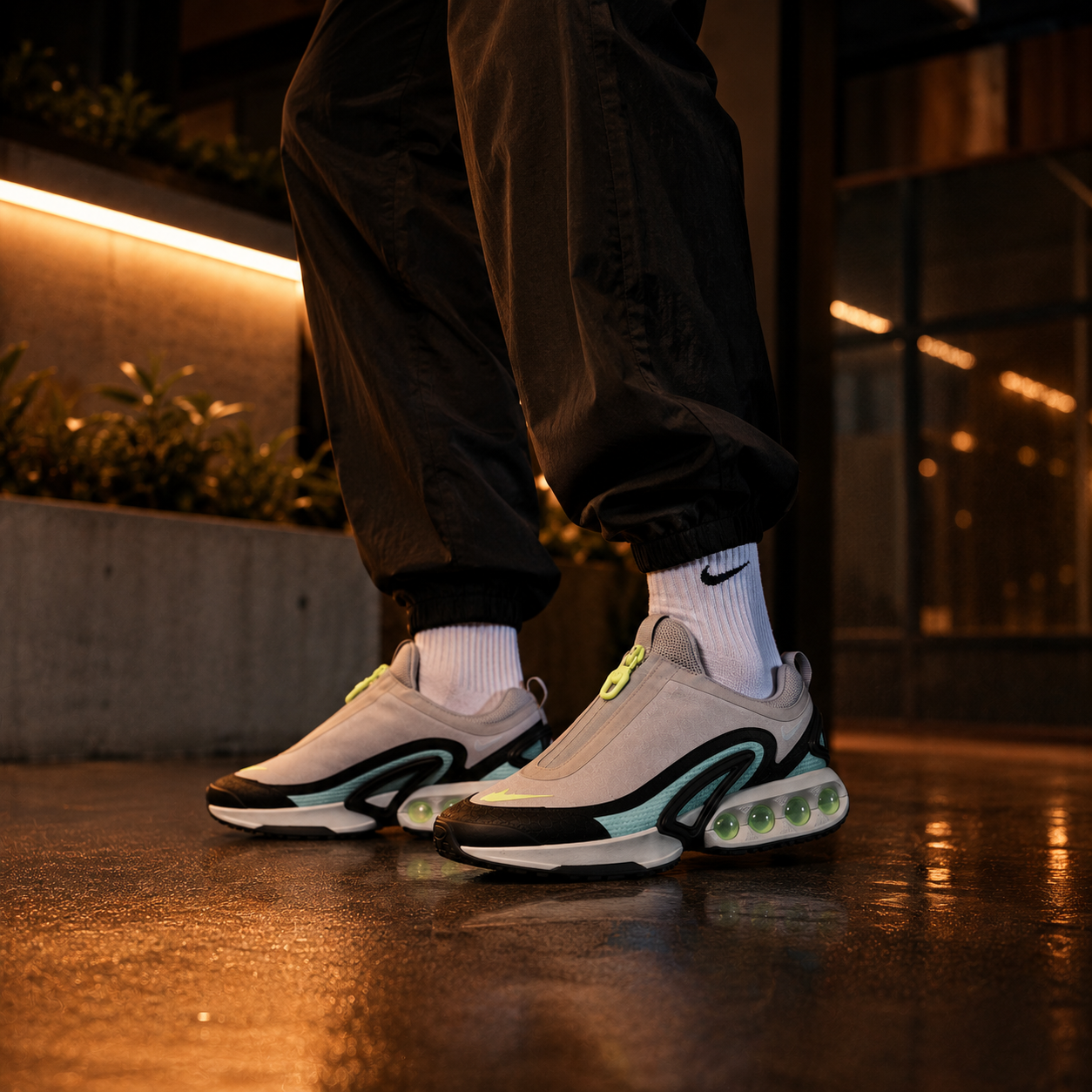 Nike Air Max DN Roam HQ8605-003 Homme portée en milieu urbain nocturne premium