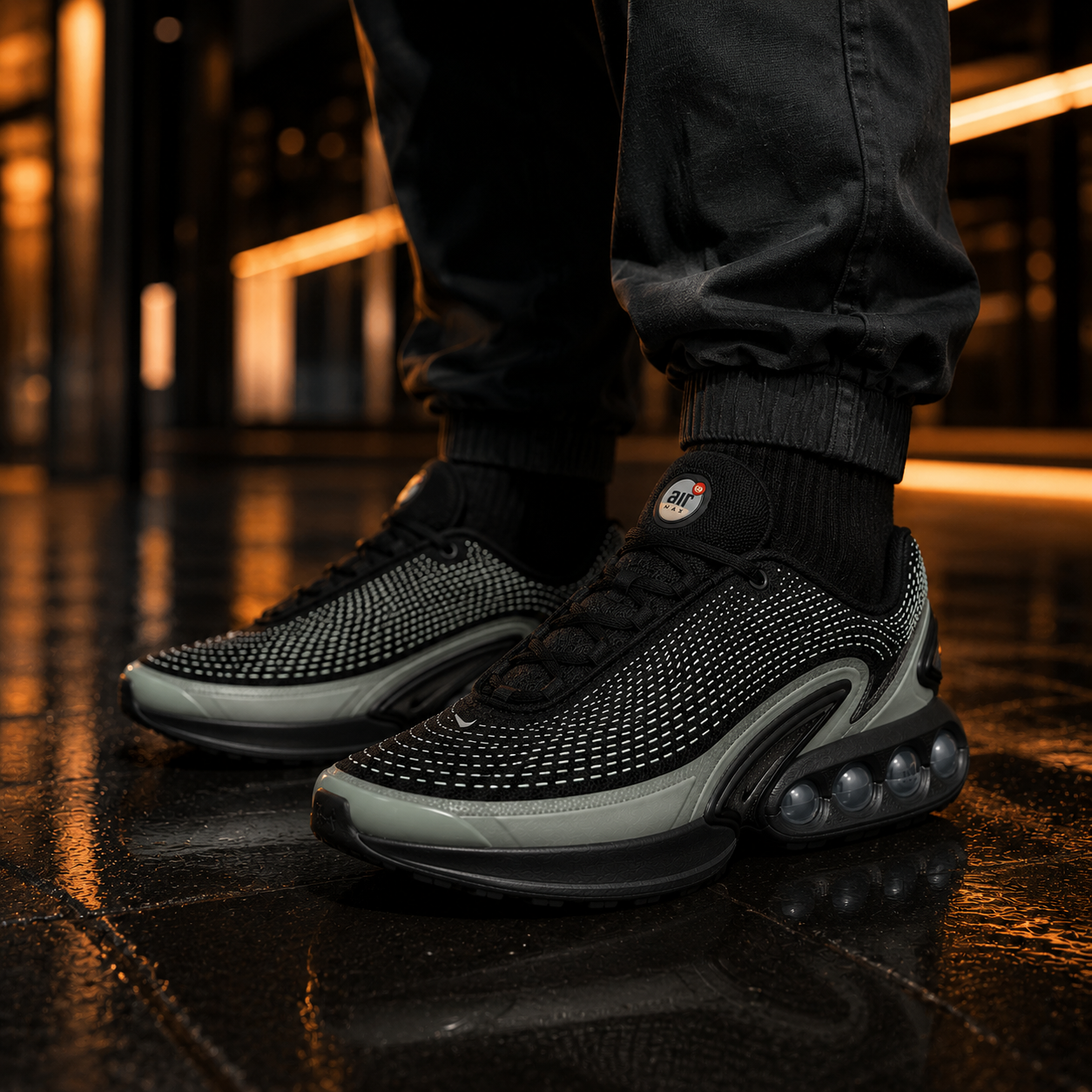 Nike Air Max DN DV3337-023 Homme portée en milieu urbain de nuit