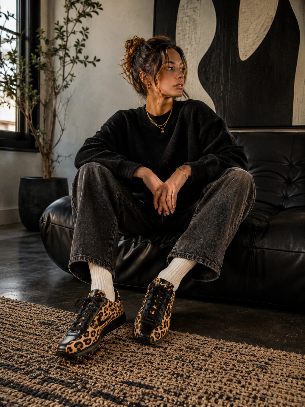 Femme portant les Nike Air Superfly LX Leopard HQ9148-200 dans un intérieur contemporain