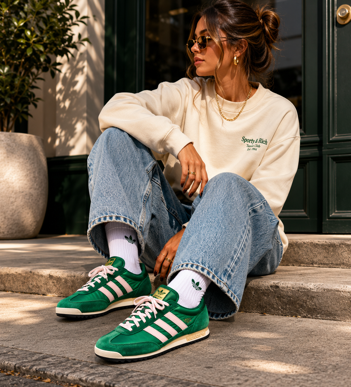 Femme portant les Adidas SL 72 OG W IE3427 dans un look streetwear lifestyle premium en extérieur