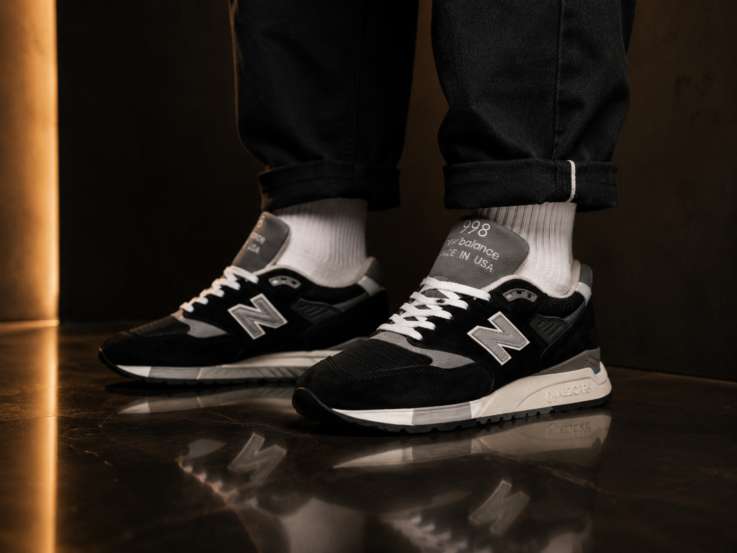 New Balance 998 Made in USA U998BL Homme portée avec jean noir en ambiance premium