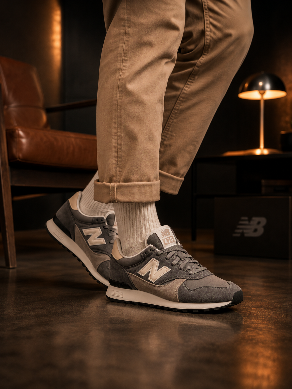 New Balance 475 U475CCB Homme portée dans un intérieur lounge premium éclairage cuivre