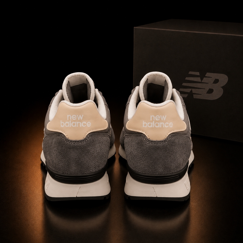 New Balance 475 U475CCB Homme vue arrière sur fond noir premium