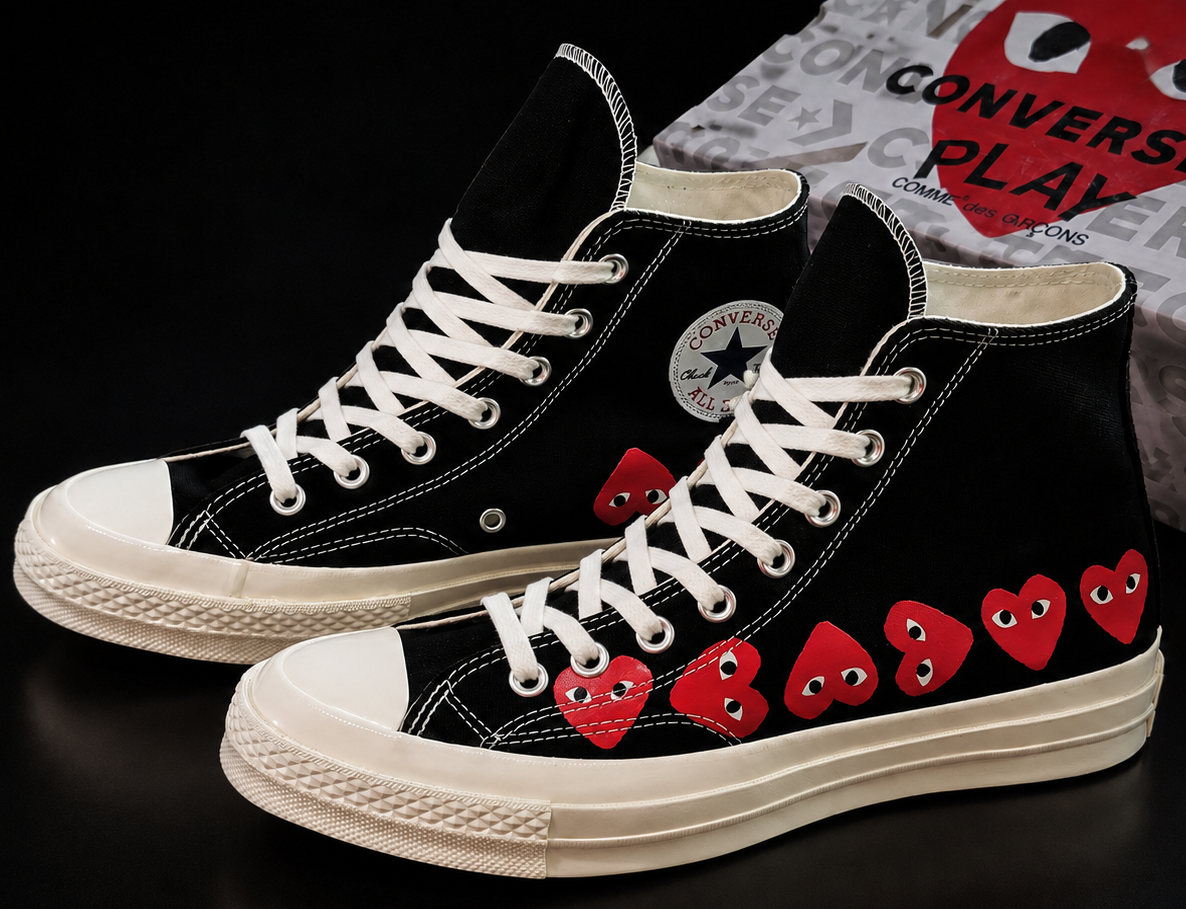 Converse CDG Play Hi Black Red vue latérale avec boîte Converse