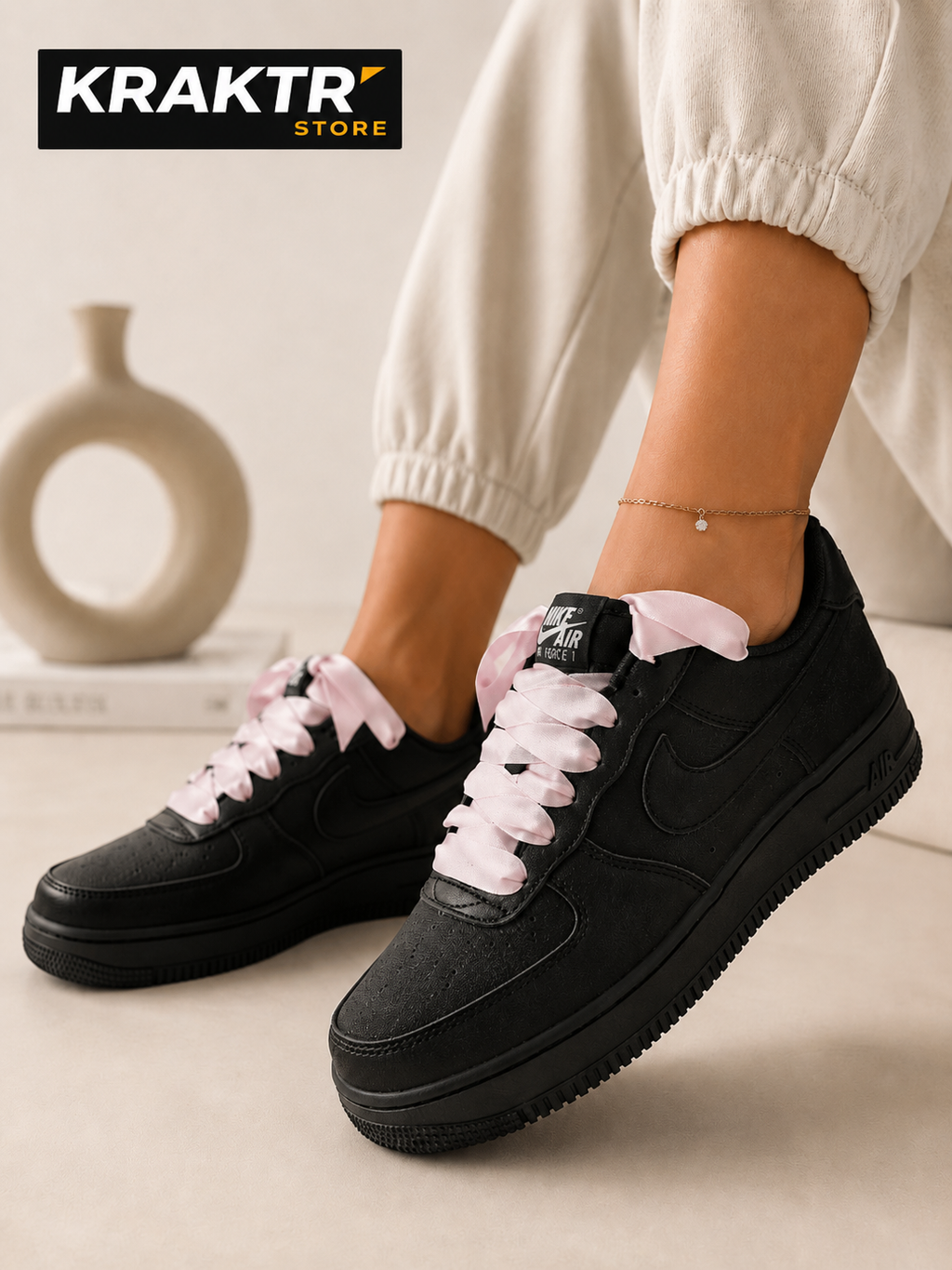Nike Air Force 1 ’07 LV8 Black Pink Ice portée femme lacets satin rose