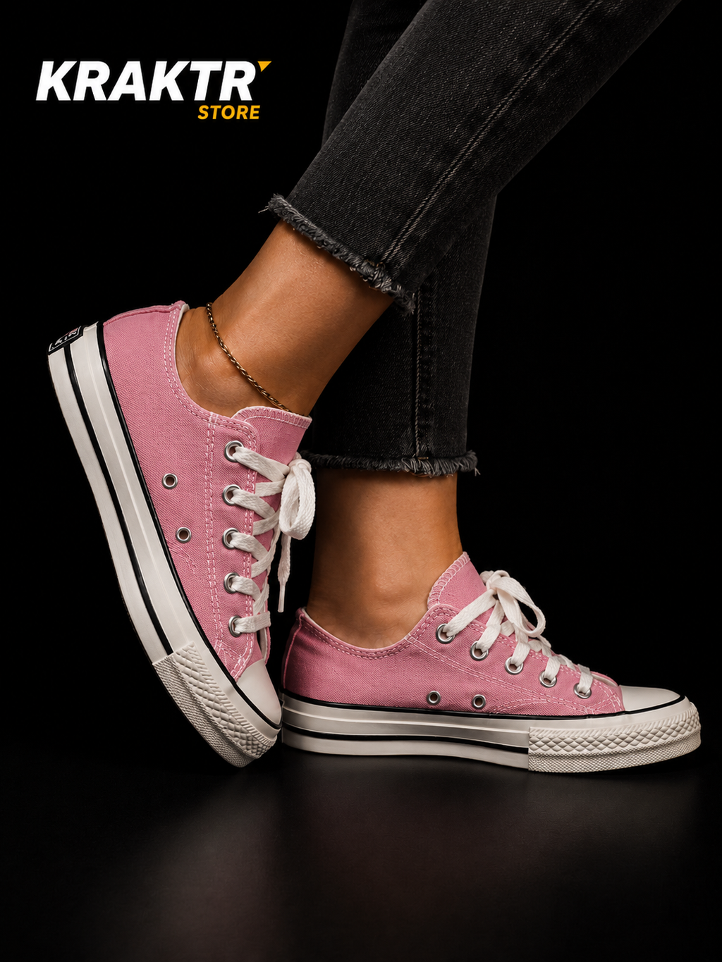 Converse Chuck 70 OX Pink Egret Black portée aux pieds sur fond noir KRAKTR STORE