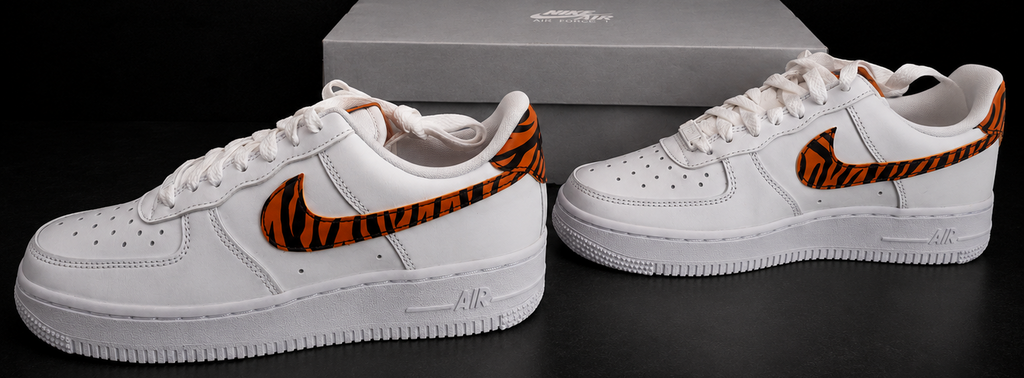 Nike Air Force 1 '07 Tiger Swoosh Femme vue latérale droite profil complet